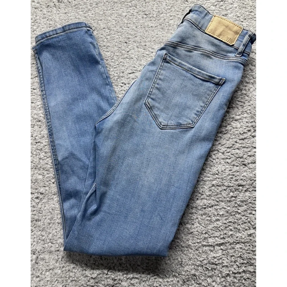 Zara Women's Size 6 Straight‎ Leg Jeans Light Wash Inseam 28.5 Inches